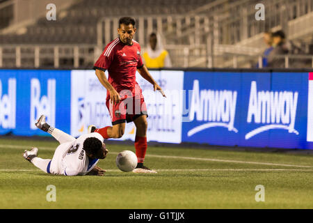 18 mai 2016 : Un tombé FC Edmonton Eddie Edward (3) montres que Ottawa Fury Junior FC Paulo (7) s'exécute avec le ballon lors du championnat canadien Amway le quart de finale entre le FC Edmonton et Ottawa Fury FC à la TD Place Stadium à Ottawa, ON, Canada Daniel Lea/CSM Banque D'Images