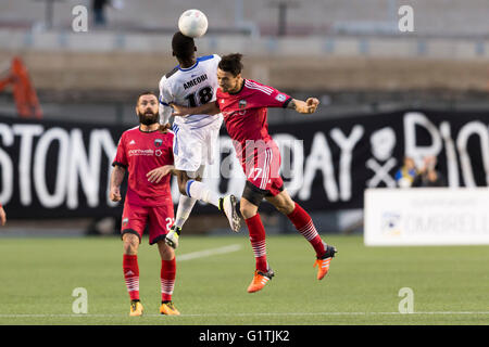 18 mai 2016 : Ottawa Fury FC Fernando (Timbo) Sanfelice (77) et le FC Edmonton Tomi Ameobi (18) aller à la tête de la balle, alors qu'Ottawa Fury FC Jonny Steele (22) a l'air sur le Championnat canadien au cours d'Amway quart de finale entre le FC Edmonton et Ottawa Fury FC à la TD Place Stadium à Ottawa, ON, Canada Daniel Lea/CSM Banque D'Images