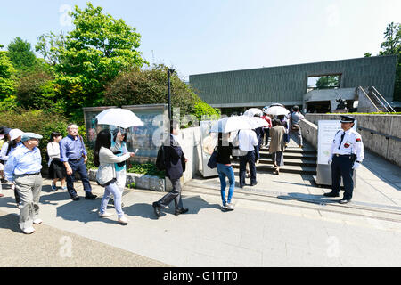 Les visiteurs entrent au Musée national de l'art occidental à Tokyo le 19 mai 2016, Tokyo, Japon. Un groupe consultatif de l'UNESCO a recommandé l'inclusion du musée sur la liste du patrimoine mondial en même temps que 16 autres structures conçues par l'architecte franco-suisse Le Corbusier. Le musée qui a été achevée en 1959 est la seule structure japonais conçu par Le Corbusier. Le Comité du patrimoine mondial de l'UNESCO devrait confirmer le nouveau statut du musée lors de sa prochaine réunion qui se tiendra en Turquie en juillet. © Rodrigo Reyes Marin/AFLO/Alamy Live News Banque D'Images