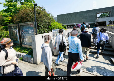 Les visiteurs entrent au Musée national de l'art occidental à Tokyo le 19 mai 2016, Tokyo, Japon. Un groupe consultatif de l'UNESCO a recommandé l'inclusion du musée sur la liste du patrimoine mondial en même temps que 16 autres structures conçues par l'architecte franco-suisse Le Corbusier. Le musée qui a été achevée en 1959 est la seule structure japonais conçu par Le Corbusier. Le Comité du patrimoine mondial de l'UNESCO devrait confirmer le nouveau statut du musée lors de sa prochaine réunion qui se tiendra en Turquie en juillet. © Rodrigo Reyes Marin/AFLO/Alamy Live News Banque D'Images