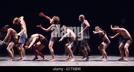 Dresde, Allemagne. 18 mai, 2016. Danseurs de Projeto Brasil effectuer sur scène lors d'une répétition générale de la pièce "pour le ciel de ne pas tomber" à l'Hellerau festival hall de Dresde, Allemagne, 18 mai 2016. Le jeu est à première le 19e dans le cadre du Projeto Brasil Festival. Photo : SEBASTIAN KAHNERT/dpa/Alamy Live News Banque D'Images