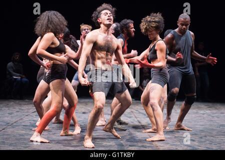 Dresde, Allemagne. 18 mai, 2016. Danseurs de Projeto Brasil effectuer sur scène lors d'une répétition générale de la pièce "pour le ciel de ne pas tomber" à l'Hellerau festival hall de Dresde, Allemagne, 18 mai 2016. Le jeu est à première le 19e dans le cadre du Projeto Brasil Festival. Photo : SEBASTIAN KAHNERT/dpa/Alamy Live News Banque D'Images