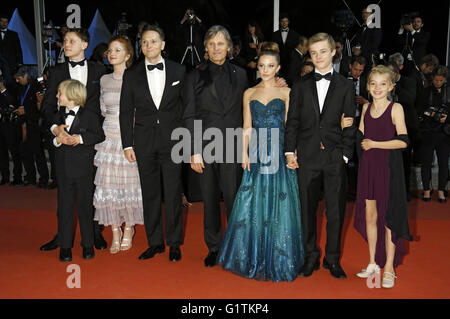 "Capitaine" fantastique Cast : George MacKay, Charlie Shotwell, Annalise Basso, Matt Ross, Viggo Mortensen, Samantha Isler, Nicholas Hamilton et Shree Crooks participant à la 'Personal Shopper' premiere pendant le 69e Festival du Film de Cannes au Palais des Festivals de Cannes le 17 mai 2016 | Verwendung weltweit/photo alliance Banque D'Images