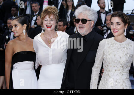 L'Inma Cuesta, Emma Suarez, Pedro Almodovar et Adriana Ugarte participant à la "Julieta' premiere pendant le 69e Festival du Film de Cannes au Palais des Festivals de Cannes le 17 mai 2016 | Verwendung weltweit/photo alliance Banque D'Images