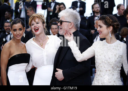 L'Inma Cuesta, Emma Suarez, Pedro Almodovar et Adriana Ugarte participant à la "Julieta' premiere pendant le 69e Festival du Film de Cannes au Palais des Festivals de Cannes le 17 mai 2016 | Verwendung weltweit/photo alliance Banque D'Images