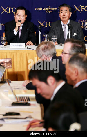 (L à R) Shizuka Kamei, membre de la Chambre des Représentants, et Shintaro Ishihara, ancien gouverneur de Tokyo, s'exprimer, au cours d'une conférence de presse au Club des correspondants étrangers du Japon le 19 mai 2016, Tokyo, Japon. Les hommes politiques ont critiqué l'atout de Donald's opinions sur la relation de sécurité entre les États-Unis et le Japon, et a montré une lettre qu'ils avaient envoyé un défi à débat. Trump a demandé au Japon de payer l'ensemble du projet de loi pour l'accueil de troupes américaines sur son sol. Kamei a également appelé le président Obama à s'excuser de la bombe atomique les attaques contre le Japon dans la seconde guerre mondiale, lor Banque D'Images