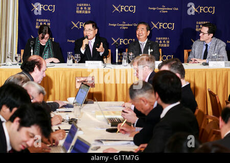 (L à R) Shizuka Kamei, membre de la Chambre des Représentants, et Shintaro Ishihara, ancien gouverneur de Tokyo, s'exprimer, au cours d'une conférence de presse au Club des correspondants étrangers du Japon le 19 mai 2016, Tokyo, Japon. Les hommes politiques ont critiqué l'atout de Donald's opinions sur la relation de sécurité entre les États-Unis et le Japon, et a montré une lettre qu'ils avaient envoyé un défi à débat. Trump a demandé au Japon de payer l'ensemble du projet de loi pour l'accueil de troupes américaines sur son sol. Kamei a également appelé le président Obama à s'excuser de la bombe atomique les attaques contre le Japon dans la seconde guerre mondiale, lor Banque D'Images