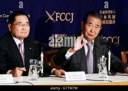 (L à R) Shizuka Kamei, membre de la Chambre des Représentants, et Shintaro Ishihara, ancien gouverneur de Tokyo, s'exprimer, au cours d'une conférence de presse au Club des correspondants étrangers du Japon le 19 mai 2016, Tokyo, Japon. Les hommes politiques ont critiqué l'atout de Donald's opinions sur la relation de sécurité entre les États-Unis et le Japon, et a montré une lettre qu'ils avaient envoyé un défi à débat. Trump a demandé au Japon de payer l'ensemble du projet de loi pour l'accueil de troupes américaines sur son sol. Kamei a également appelé le président Obama à s'excuser de la bombe atomique les attaques contre le Japon dans la seconde guerre mondiale, lor Banque D'Images