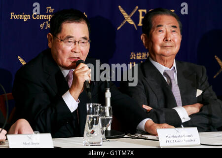 (L à R) Shizuka Kamei, membre de la Chambre des Représentants, et Shintaro Ishihara, ancien gouverneur de Tokyo, s'exprimer, au cours d'une conférence de presse au Club des correspondants étrangers du Japon le 19 mai 2016, Tokyo, Japon. Les hommes politiques ont critiqué l'atout de Donald's opinions sur la relation de sécurité entre les États-Unis et le Japon, et a montré une lettre qu'ils avaient envoyé un défi à débat. Trump a demandé au Japon de payer l'ensemble du projet de loi pour l'accueil de troupes américaines sur son sol. Kamei a également appelé le président Obama à s'excuser de la bombe atomique les attaques contre le Japon dans la seconde guerre mondiale, lor Banque D'Images