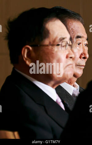 (L à R) Shizuka Kamei, membre de la Chambre des Représentants, et Shintaro Ishihara, ancien gouverneur de Tokyo, s'exprimer, au cours d'une conférence de presse au Club des correspondants étrangers du Japon le 19 mai 2016, Tokyo, Japon. Les hommes politiques ont critiqué l'atout de Donald's opinions sur la relation de sécurité entre les États-Unis et le Japon, et a montré une lettre qu'ils avaient envoyé un défi à débat. Trump a demandé au Japon de payer l'ensemble du projet de loi pour l'accueil de troupes américaines sur son sol. Kamei a également appelé le président Obama à s'excuser de la bombe atomique les attaques contre le Japon dans la seconde guerre mondiale, lor Banque D'Images