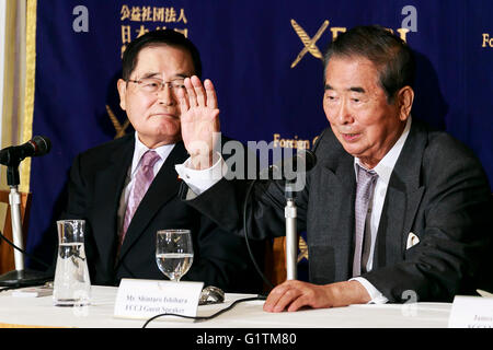 (L à R) Shizuka Kamei, membre de la Chambre des Représentants, et Shintaro Ishihara, ancien gouverneur de Tokyo, s'exprimer, au cours d'une conférence de presse au Club des correspondants étrangers du Japon le 19 mai 2016, Tokyo, Japon. Les hommes politiques ont critiqué l'atout de Donald's opinions sur la relation de sécurité entre les États-Unis et le Japon, et a montré une lettre qu'ils avaient envoyé un défi à débat. Trump a demandé au Japon de payer l'ensemble du projet de loi pour l'accueil de troupes américaines sur son sol. Kamei a également appelé le président Obama à s'excuser de la bombe atomique les attaques contre le Japon dans la seconde guerre mondiale, lor Banque D'Images