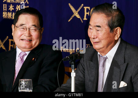 (L à R) Shizuka Kamei, membre de la Chambre des Représentants, et Shintaro Ishihara, ancien gouverneur de Tokyo, s'exprimer, au cours d'une conférence de presse au Club des correspondants étrangers du Japon le 19 mai 2016, Tokyo, Japon. Les hommes politiques ont critiqué l'atout de Donald's opinions sur la relation de sécurité entre les États-Unis et le Japon, et a montré une lettre qu'ils avaient envoyé un défi à débat. Trump a demandé au Japon de payer l'ensemble du projet de loi pour l'accueil de troupes américaines sur son sol. Kamei a également appelé le président Obama à s'excuser de la bombe atomique les attaques contre le Japon dans la seconde guerre mondiale, lor Banque D'Images