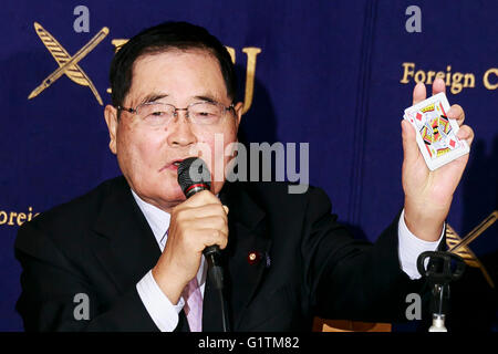 Shizuka Kamei, membre de la Chambre des représentants prend la parole lors d'une conférence de presse au Club des correspondants étrangers du Japon le 19 mai 2016, Tokyo, Japon. Les hommes politiques ont critiqué l'atout de Donald's opinions sur la relation de sécurité entre les États-Unis et le Japon, et a montré une lettre qu'ils avaient envoyé un défi à débat. Trump a demandé au Japon de payer l'ensemble du projet de loi pour l'accueil de troupes américaines sur son sol. Kamei a également appelé le président Obama à s'excuser de la bombe atomique les attaques contre le Japon dans la Seconde Guerre mondiale lors de sa visite à Hiroshima. (Photo de Rodrigo Reyes Marin/AFLO) Banque D'Images