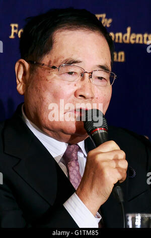 Shizuka Kamei, membre de la Chambre des représentants prend la parole lors d'une conférence de presse au Club des correspondants étrangers du Japon le 19 mai 2016, Tokyo, Japon. Les hommes politiques ont critiqué l'atout de Donald's opinions sur la relation de sécurité entre les États-Unis et le Japon, et a montré une lettre qu'ils avaient envoyé un défi à débat. Trump a demandé au Japon de payer l'ensemble du projet de loi pour l'accueil de troupes américaines sur son sol. Kamei a également appelé le président Obama à s'excuser de la bombe atomique les attaques contre le Japon dans la Seconde Guerre mondiale lors de sa visite à Hiroshima. (Photo de Rodrigo Reyes Marin/AFLO) Banque D'Images