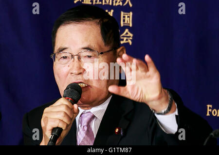 Shizuka Kamei, membre de la Chambre des représentants prend la parole lors d'une conférence de presse au Club des correspondants étrangers du Japon le 19 mai 2016, Tokyo, Japon. Les hommes politiques ont critiqué l'atout de Donald's opinions sur la relation de sécurité entre les États-Unis et le Japon, et a montré une lettre qu'ils avaient envoyé un défi à débat. Trump a demandé au Japon de payer l'ensemble du projet de loi pour l'accueil de troupes américaines sur son sol. Kamei a également appelé le président Obama à s'excuser de la bombe atomique les attaques contre le Japon dans la Seconde Guerre mondiale lors de sa visite à Hiroshima. (Photo de Rodrigo Reyes Marin/AFLO) Banque D'Images