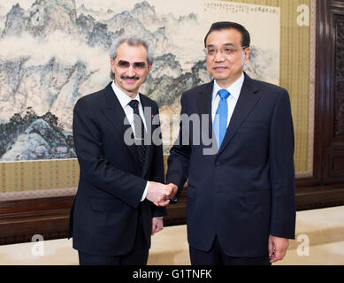 (160519) -- BEIJING, 19 mai 2016 (Xinhua) -- Le Premier ministre chinois Li Keqiang (R) rencontre avec l'Arabie saoudite en visite Prince Alwaleed Bin Talal Bin Abdulaziz Alsaud, Président de la Kingdom Holding Company, une importante société de portefeuille d'investissement basée à Paris, à Beijing, capitale de Chine, le 19 mai 2016. (Xinhua/Xie Huanchi)(wjq) Banque D'Images