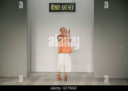 Sydney, Australie. 19 mai, 2016. Designer Kerry Cusack remercie l'auditoire lors de la conclusion d'Baigneur Bondi à Mercedes Benz Fashion Week. Modèle : crédit10/Alamy Live News Banque D'Images