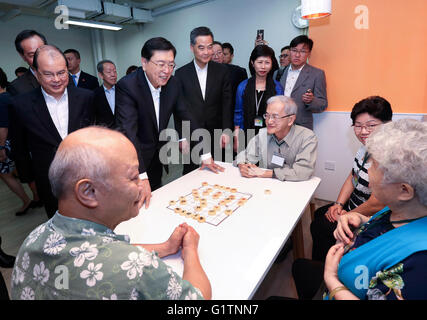 Hong Kong, Chine. 19 mai, 2016. Zhang Dejiang (4L), président du Comité permanent de l'Assemblée populaire nationale, parle aux personnes âgées alors qu'il inspecte Sheng Kung Hui Tseung Kwan O Aged Care complexe pour voir les personnes âgées, dans la Région administrative spéciale de Hong Kong, Chine du sud, le 19 mai 2016. Zhang a fait une tournée d'inspection à Hong Kong du 17 au 19 mai. Credit : Pang Xinglei/Xinhua/Alamy Live News Banque D'Images