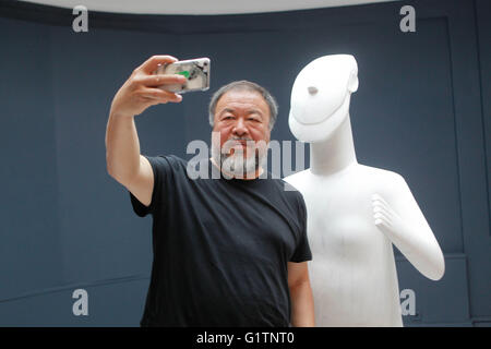 Athènes, Grèce. 19 mai, 2016. Artiste et activiste chinois AI Weiwei donne une conférence de presse pendant sa exchibition au musée d'art cycladique. Le Musée d'Art Cycladique (MCA) à Athènes annonce une importante exposition avec l'artiste et activiste chinois Ai Weiwei. Ai Weiwei cycladique à sera la première exposition de l'artiste dans un musée archéologique et dans le pays de la Grèce. Cette exposition présentera au public de sa pratique à travers plusieurs de ses œuvres importantes, de les placer à l'intérieur de la célèbre collection des musées. Credit : ZUMA Press, Inc./Alamy Live News Banque D'Images