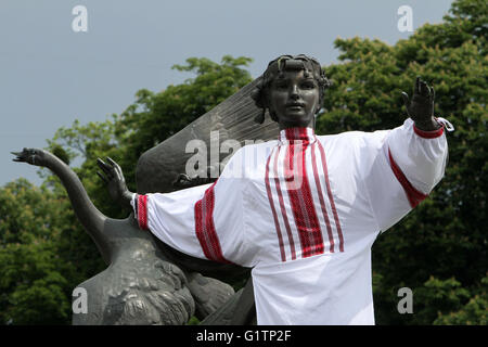 Kiev, Ukraine. 19 mai, 2016. Un monument à la ville de Kiev à la place de l'indépendance des fondateurs est vu habillé en costume national ukrainien, Vyshyvanka brodés (chemise), 19 mai 2016 en tant qu'Ukrainiens marquer la Journée Vyshyvanka. Vyshyvanka est le vêtement traditionnel slave qui contient des éléments de broderie ethnique ukrainien. Credit : Sergii Kharchenko/ZUMA/Alamy Fil Live News Banque D'Images