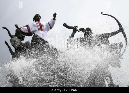 Kiev, Ukraine. 19 mai, 2016. Un monument à la ville de Kiev à la place de l'indépendance des fondateurs est vu habillé en costume national ukrainien, Vyshyvanka brodés (chemise), 19 mai 2016 en tant qu'Ukrainiens marquer la Journée Vyshyvanka. Vyshyvanka est le vêtement traditionnel slave qui contient des éléments de broderie ethnique ukrainien. Credit : Sergii Kharchenko/ZUMA/Alamy Fil Live News Banque D'Images