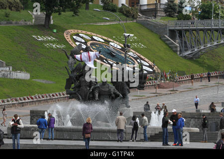 Kiev, Ukraine. 19 mai, 2016. Les gens passent par le monument aux fondateurs de la ville de Kiev à la place de l'indépendance habillés en costume national ukrainien, Vyshyvanka brodés (chemise), 19 mai 2016 en tant qu'Ukrainiens marquer la Journée Vyshyvanka. Vyshyvanka est le vêtement traditionnel slave qui contient des éléments de broderie ethnique ukrainien. Credit : Sergii Kharchenko/ZUMA/Alamy Fil Live News Banque D'Images