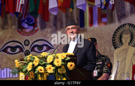 Katmandou, Népal. 19 mai, 2016. Premier Ministre népalais KP Sharma Oli traite de la session inaugurale de la 2,560ème Bouddha Jayanti fête et la conférence bouddhiste internationale à Katmandou, Népal, 19 mai 2016. L'inauguration de la conférence internationale organisée par le gouvernement népalais, le premier ministre a dit qu'Oli Sharma KP, la conférence est organisée à se propager au monde que le Bouddha est né au Népal. Credit : Sunil Sharma/Xinhua/Alamy Live News Banque D'Images