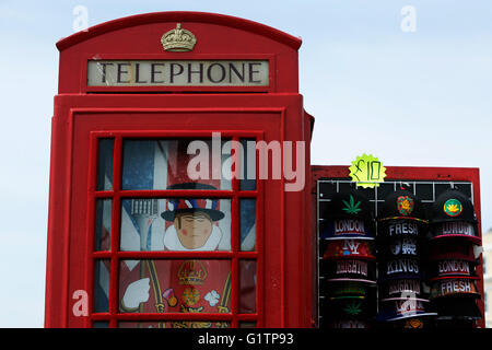 Brighton, UK. 19 mai, 2016. Une photo d'un yeoman de la garde et de l'union, le beefeater / est à l'intérieur d'une boîte de téléphone traditionnel transformé en un magasin à Brighton, Royaume-Uni jeudi 19 mai 2016. ' Ex BBC a rapporté le maire de New York Michael Bloomberg affirme un Brexit voter le 23 juin pourrait quitter le Royaume-Uni... "défavorisées" Laissez les militants a déclaré que l'UE a contribué à 'les grandes entreprises et les gros chats' mais n'a pas 'travailler pour le peuple britannique". © Luke MacGregor/Alamy Live News Banque D'Images