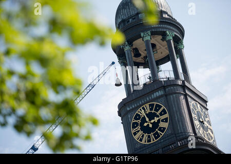 Hambourg, Allemagne. 19 mai, 2016. Une grue soulève une cloche de la tour de l'église St-Michel de Hambourg, Allemagne, 19 mai 2016. Deux nouvelles cloches frappant l'horloge ont été portées à la tour de Saint Michael's aujourd'hui. Photo : DANIEL REINHARDT/dpa/Alamy Live News Banque D'Images