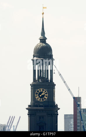 Hambourg, Allemagne. 19 mai, 2016. Une grue soulève une cloche de la tour de l'église St-Michel de Hambourg, Allemagne, 19 mai 2016. Deux nouvelles cloches frappant l'horloge ont été portées à la tour de Saint Michael's aujourd'hui. Photo : DANIEL REINHARDT/dpa/Alamy Live News Banque D'Images