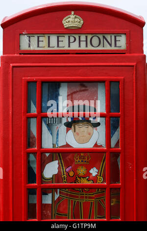 Brighton, UK. 19 mai, 2016. Une photo d'un yeoman de la garde et de l'union, le beefeater / est à l'intérieur d'une boîte de téléphone traditionnel transformé en un magasin à Brighton, Royaume-Uni jeudi 19 mai 2016. ' Ex BBC a rapporté le maire de New York Michael Bloomberg affirme un Brexit voter le 23 juin pourrait quitter le Royaume-Uni... "défavorisées" Laissez les militants a déclaré que l'UE a contribué à 'les grandes entreprises et les gros chats' mais n'a pas 'travailler pour le peuple britannique". © Luke MacGregor/Alamy Live News Banque D'Images