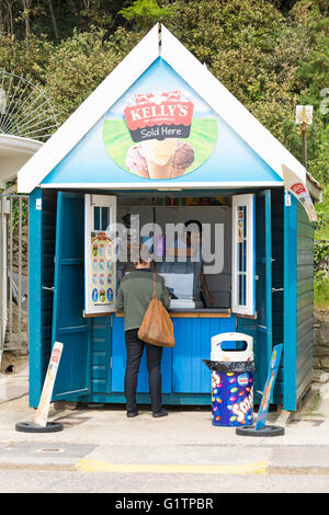 Bournemouth, Dorset, UK 19 mai 2016. Météo France : Beach Hut kiosque de crème glacée à la plage de Bournemouth, un jour ensoleillé Crédit : Carolyn Jenkins/Alamy Live News Banque D'Images