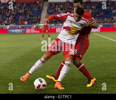 Harrison, New Jersey, USA. 18 mai, 2016. Gonzalo Veron (30) des Red Bulls & Vincent (3) de Chicago Fire fight for ball soccer MLS au cours de match entre Chicago Fire & Red Bulls au Red Bull Arena Red Bulls a gagné 1-0 Crédit : lev radin/Alamy Live News Banque D'Images