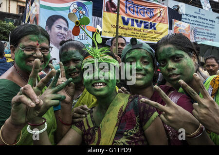 Kolkata, Inde. 19 mai, 2016. Trinamool Congress (TMC) partisans célèbrent après la victoire du parti dans l'ouest du Bengale élections locales, selon les premiers résultats des votes à compter, à Kolkata, Inde, le 19 mai 2016. Le parti au pouvoir de TMC de premier ministre Mamata Banerjee de l'Est de l'état indien du Bengale occidental va garder le pouvoir pour une autre période de cinq ans après l'élection législative locale dans l'état d'avril et mai, dit poll sorties. Credit : Tumpa Mondal/Xinhua/Alamy Live News Banque D'Images