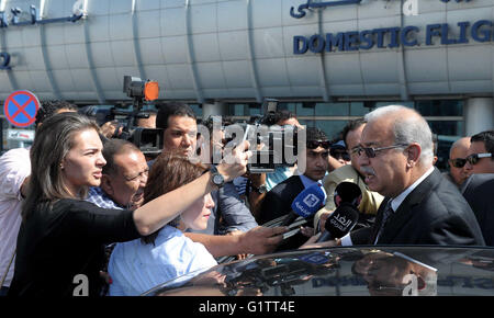 Le Caire, Égypte. 20 mai, 2015. Le premier ministre égyptien Sherif Ismail (R) s'adresse aux journalistes après son arrivée à l'aéroport pour le suivi de l'incident de l'absence de vol EgyptAir MS804, Le Caire, Égypte, 19 mai 2016. Selon les rapports des médias citant EgyptAir le 19 mai 2016, l'Airbus A320 d'EgyptAir MS804 Vol disparu de certains radars 16km après l'entrée dans l'espace aérien de l'Égypte. L'avion, a déclaré que d'être porteur de 66 personnes à bord, 56 passagers et 10 membres d'équipage, a décollé de la France de l'aéroport Charles de Gaulle le 18 mai nuit et était attendu à la terre au Caire (crédit Image : © Stringer/APA Images vi Banque D'Images