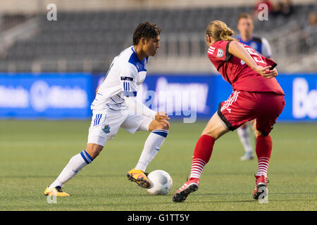 18 mai 2016 : FC Edmonton Dustin Corea (11) s'exécute avec le ballon, alors qu'Ottawa Fury FC Lance Rozeboom (25) défend pendant le championnat canadien Amway quart de finale entre le FC Edmonton et Ottawa Fury FC à la TD Place Stadium à Ottawa, ON, Canada Daniel Lea/CSM Banque D'Images