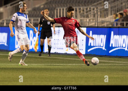 18 mai 2016 : Ottawa Fury FC defender Fernando (Timbo) Sanfelice (77) en action lors du championnat canadien Amway le quart de finale entre le FC Edmonton et Ottawa Fury FC à la TD Place Stadium à Ottawa, ON, Canada Daniel Lea/CSM Banque D'Images