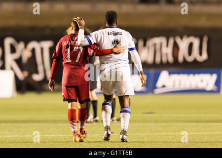 18 mai 2016 : Ottawa Fury FC Carl Haworth (17) et le FC Edmonton Eddie Edward (3) Marche à pied après la conclusion de l'Amway Championnat quart de finale entre le FC Edmonton et Ottawa Fury FC à la TD Place Stadium à Ottawa, ON, Canada Daniel Lea/CSM Banque D'Images