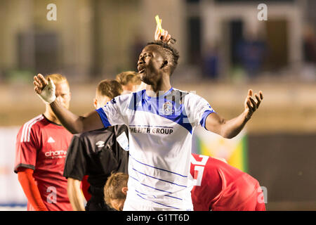 18 mai 2016 : FC Edmonton Pape Diakite (4) plaide son innocence comme l'arbitre Mathieu Bordeau délivre un carton jaune durant le championnat canadien Amway quart de finale entre le FC Edmonton et Ottawa Fury FC à la TD Place Stadium à Ottawa, ON, Canada Daniel Lea/CSM Banque D'Images