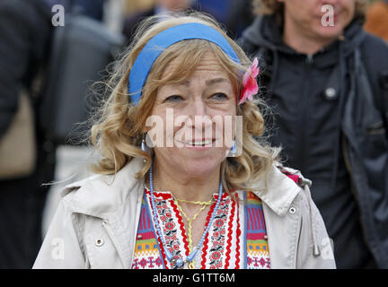 Kiev, Ukraine. 19 mai, 2016. Une femme ukrainienne vêtus de t-shirt brodé National Ukrainien - ''Vyshyvanka'' au cours d'une journée du Vyshyvanka flashmob consacré, à la place de Sofia à Kiev, Ukraine, le 19 mai, 2016. Vyshyvanka, slaves des vêtements traditionnels avec des éléments de broderie ethnique Ukrainien, est très populaire parmi les patriotes ukrainiens. Crédit : Serg Glovny/ZUMA/Alamy Fil Live News Banque D'Images