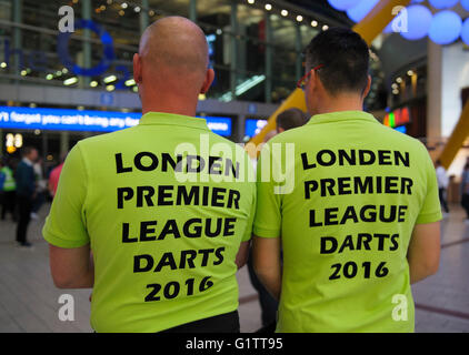 Londres, Royaume-Uni. 19 mai, 2016. PDC Betway Football Ligue 1 fléchettes. . Championnat Fléchettes fans déguisés arrivent à l'O2 pour la Premier League 2016 Betway jouer. Credit : Action Plus Sport Images/Alamy Live News Banque D'Images