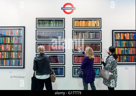 Londres, Royaume-Uni. 19 mai 2016. Les visiteurs voir Phil Shaw's 'Londonensi Subterraneis', où chaque bibliothèque représente une autre ligne de métro de Londres, et chaque livre représente une station. Art16 ouvre à Olympia, dans l'ouest de Londres. Maintenant à sa quatrième édition, le salon réunit plus de 100 galeries de plus de 30 pays présentant un large éventail de travaux d'artistes contemporains du monde entier pour les acheteurs et les amateurs d'art à visiter. Crédit : Stephen Chung/Alamy Live News Banque D'Images