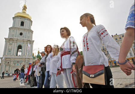 Kiev, Ukraine. 19 mai, 2016. Les Ukrainiens vêtu de la chemise brodée National Ukrainien nommé 'Vyshyvanka' forment une chaîne en direct lors d'une flash-mob Vyshyvanka dédié, à la place de Sofia. Vêtements traditionnels slaves avec éléments d'origine ethnique ukrainienne 'broderie' Vyshyvanka est très populaire parmi les patriotes ukrainiens. © Vasyl Shevchenko/Pacific Press/Alamy Live News Banque D'Images