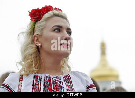 Kiev, Ukraine. 19 mai, 2016. Une femme ukrainienne vêtu de la chemise brodée National Ukrainien nommé 'Vyshyvanka' assiste à une flash mob dédié Vyshyvanka's Day, à Sofia Square. Vêtements traditionnels slaves avec éléments d'origine ethnique ukrainienne 'broderie' Vyshyvanka est très populaire parmi les patriotes ukrainiens. © Vasyl Shevchenko/Pacific Press/Alamy Live News Banque D'Images