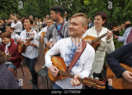 Kiev, Ukraine. 19 mai, 2016. Les Ukrainiens vêtu de la chemise brodée National Ukrainien nommé 'Vyshyvanka' jouer des instruments de musique lors d'une flash mob dédié Vyshyvanka's Day, à Sofia Square. Vêtements traditionnels slaves avec éléments d'origine ethnique ukrainienne 'broderie' Vyshyvanka est très populaire parmi les patriotes ukrainiens. © Vasyl Shevchenko/Pacific Press/Alamy Live News Banque D'Images