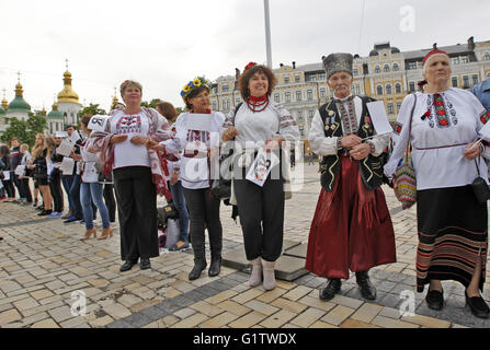 Kiev, Ukraine. 19 mai, 2016. Les Ukrainiens vêtu de la chemise brodée National Ukrainien nommé 'Vyshyvanka' forment une chaîne en direct lors d'une flash-mob Vyshyvanka dédié, à la place de Sofia. Vêtements traditionnels slaves avec éléments d'origine ethnique ukrainienne 'broderie' Vyshyvanka est très populaire parmi les patriotes ukrainiens. © Vasyl Shevchenko/Pacific Press/Alamy Live News Banque D'Images