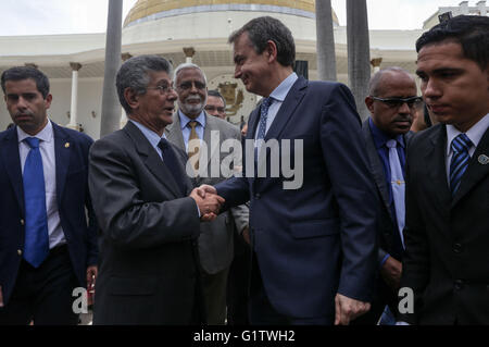 Caracas, Venezuela. 19 mai, 2016. L'ancien Premier ministre espagnol Jose Luis Rodriguez Zapatero se réunit avec les membres de la Table ronde de l'unité démocratique (MUD), dans le palais législatif fédéral à Caracas, capitale du Venezuela, le 19 mai 2016. © Cristian Hernandez/Xinhua/Alamy Live News Banque D'Images