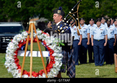 Albuquerque, NM, USA. 19 mai, 2016. Le Capitaine James Agneau de la Santa Fe Police sur la garde d'honneur joué cornemuses à la fin de la retraite des officiers morts memorial de l'US Air Force Office of Special Investigation et des forces de sécurité qui sont tombés pendant la guerre globale contre le terrorisme ainsi que les organismes d'application de la loi. Jeudi, 19 mai 2016. © Jim Thompson/Albuquerque Journal/ZUMA/Alamy Fil Live News Banque D'Images