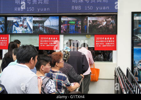 Shanghai, Shanghai, CHN. 19 mai, 2016. Shanghai, Chine - le 19 mai 2016 : (usage éditorial uniquement. Les touristes de la Chine) se tenir dans une longue ligne de l'Oriental Pearl et de l'aquarium marin. Le 19 mai est la 6e journée du tourisme en Chine, et 58 sites touristiques sont à 50 % de réduction. © SIPA Asie/ZUMA/Alamy Fil Live News Banque D'Images