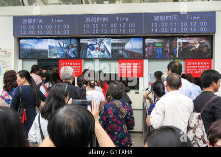 Shanghai, Shanghai, CHN. 19 mai, 2016. Shanghai, Chine - le 19 mai 2016 : (usage éditorial uniquement. Les touristes de la Chine) se tenir dans une longue ligne de l'Oriental Pearl et de l'aquarium marin. Le 19 mai est la 6e journée du tourisme en Chine, et 58 sites touristiques sont à 50 % de réduction. © SIPA Asie/ZUMA/Alamy Fil Live News Banque D'Images